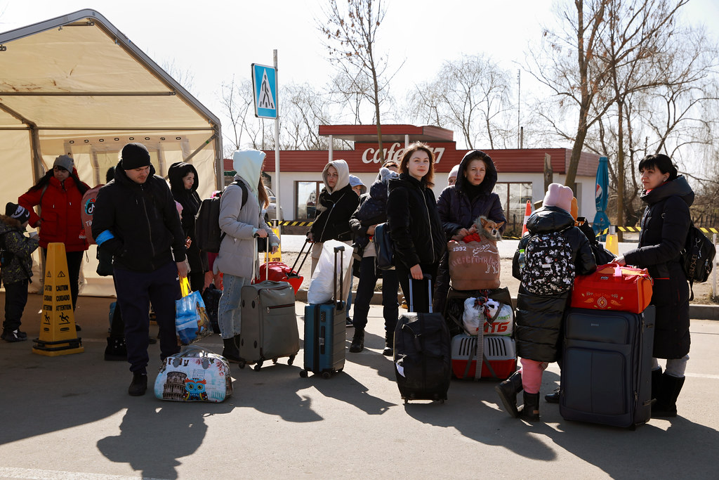 Ukrainian refugees cross border into Romania